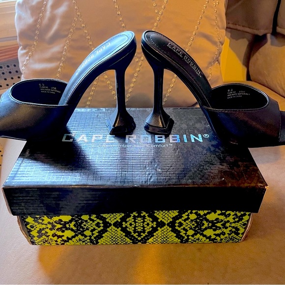 CAPE ROBBINS NWB. - Picture 3 of 8